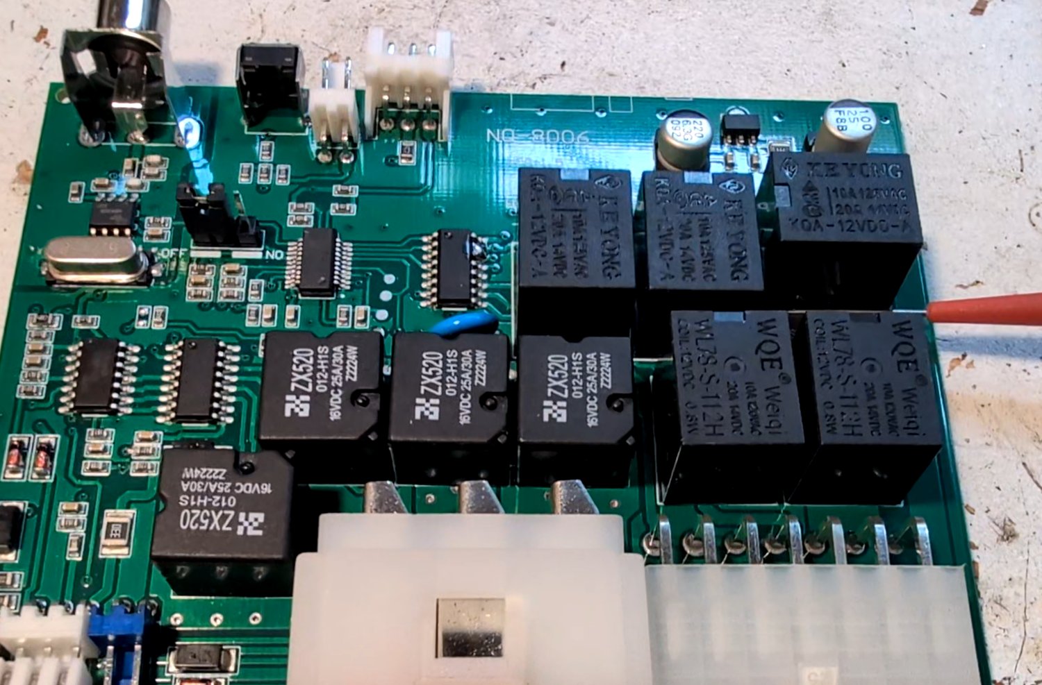 Five electro-mechanical relays and four ZX520 power transistors on the board.