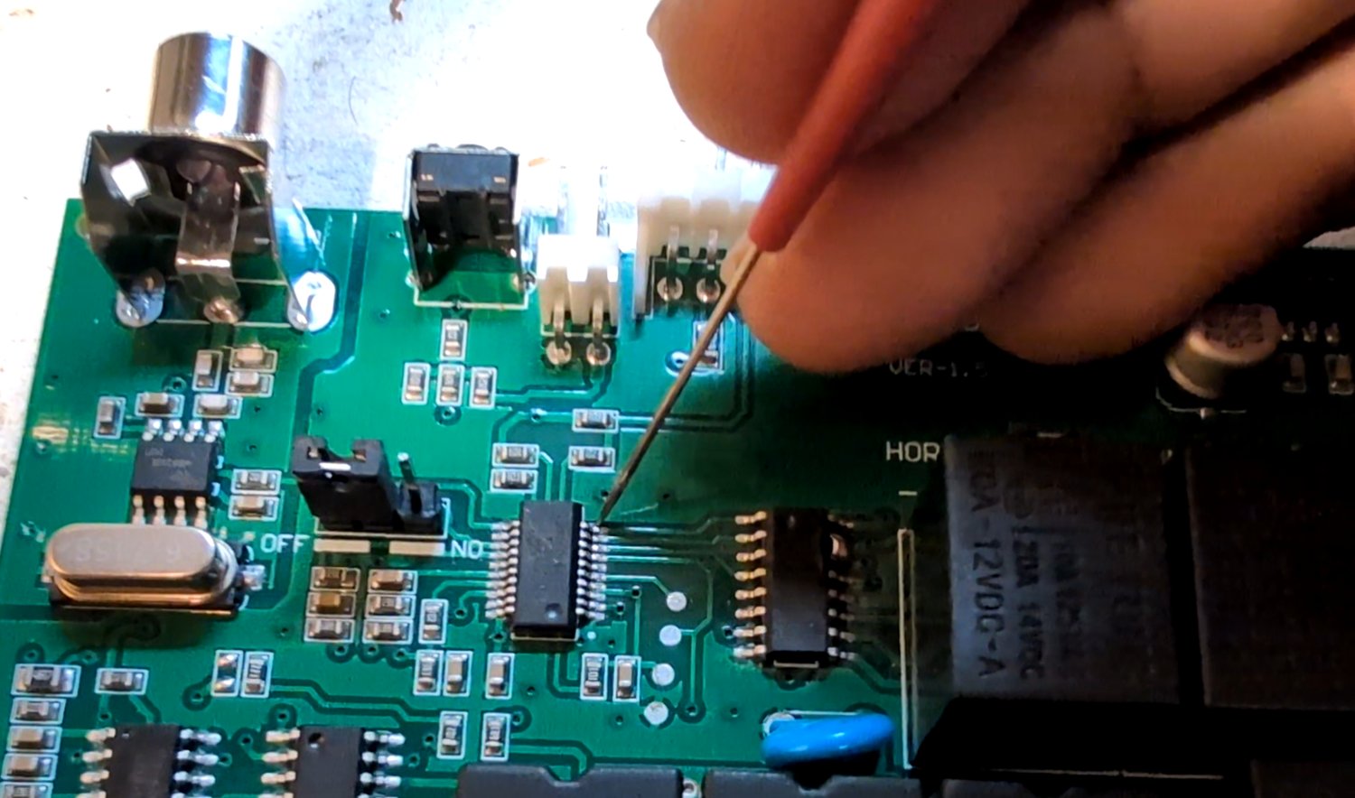 Oscilloscope confirming two pulses on the pin when the unlock key is pressed.