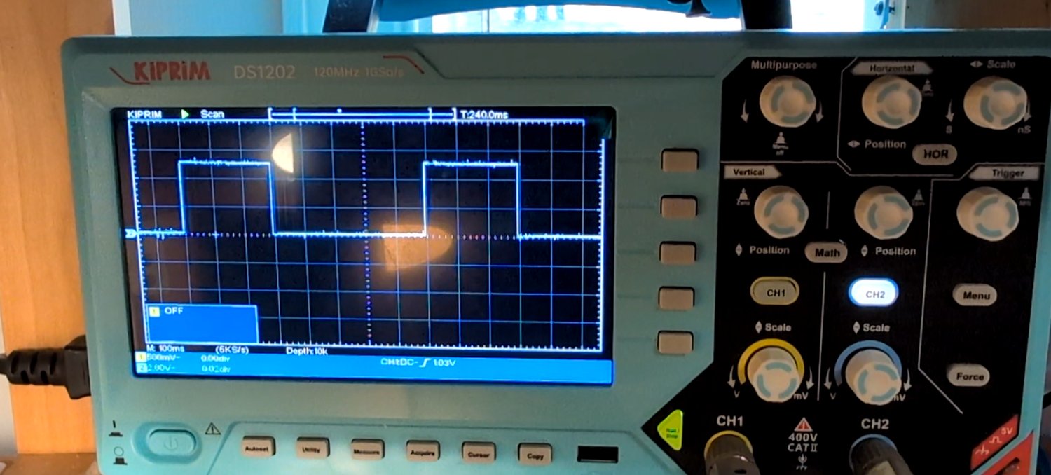 Oscilloscope trace showing a single pulse on lock.
