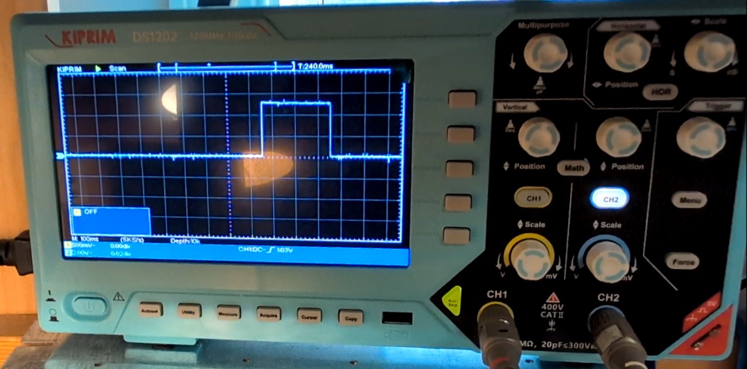 Second view confirming a single pulse for the lock key.