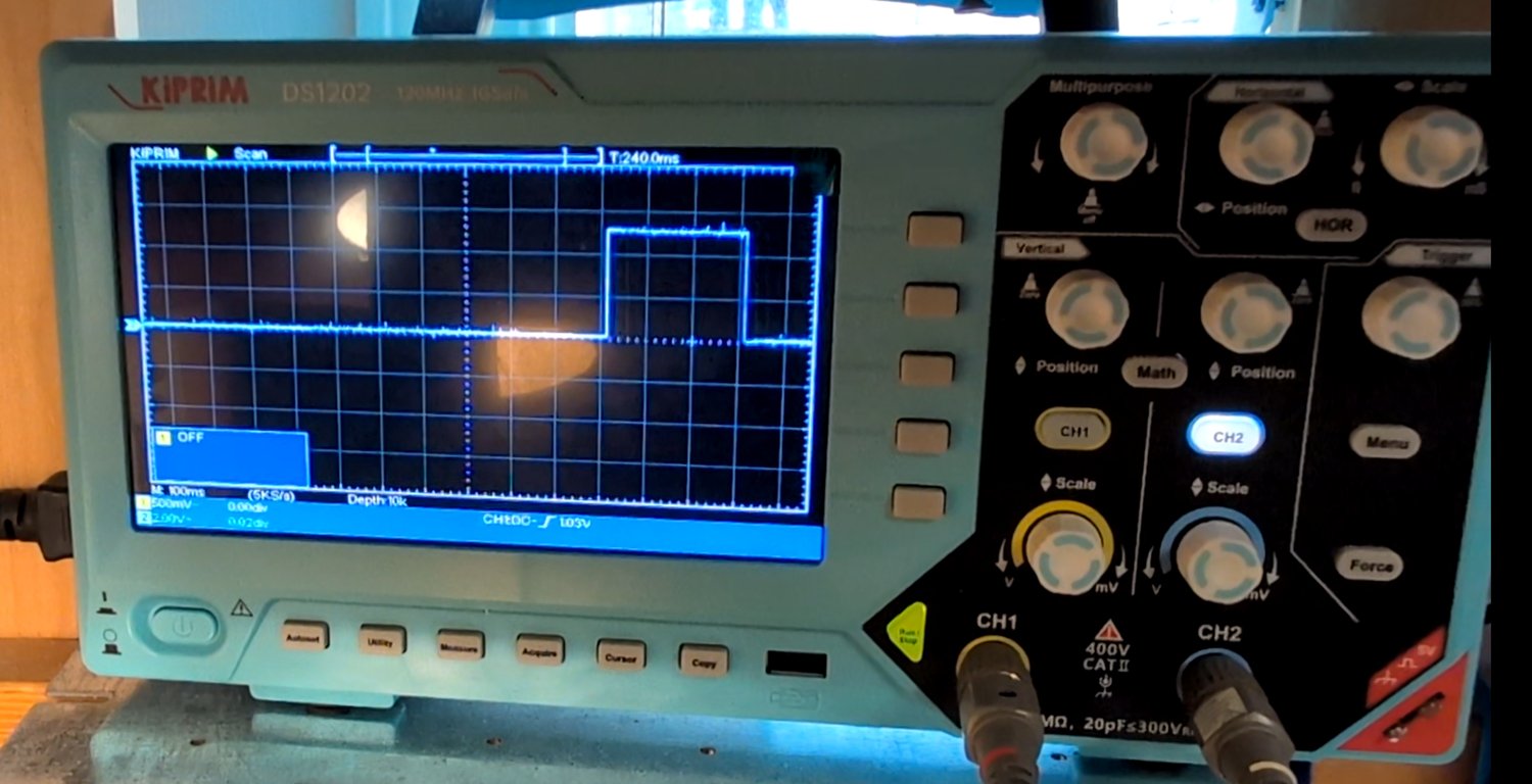 Single pulse still present during a muted lock, confirming this is the indicator output rather than the horn.