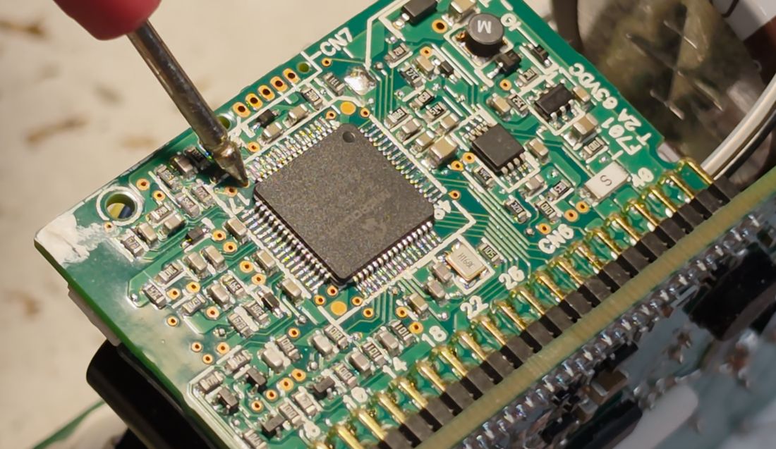 Candidate feedback pin reading ~2.7 V.