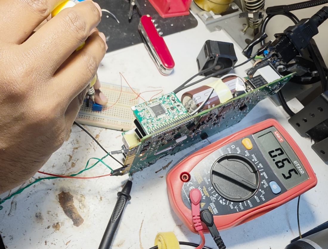 Over-voltage protection tripped: status LED blinking yellow.