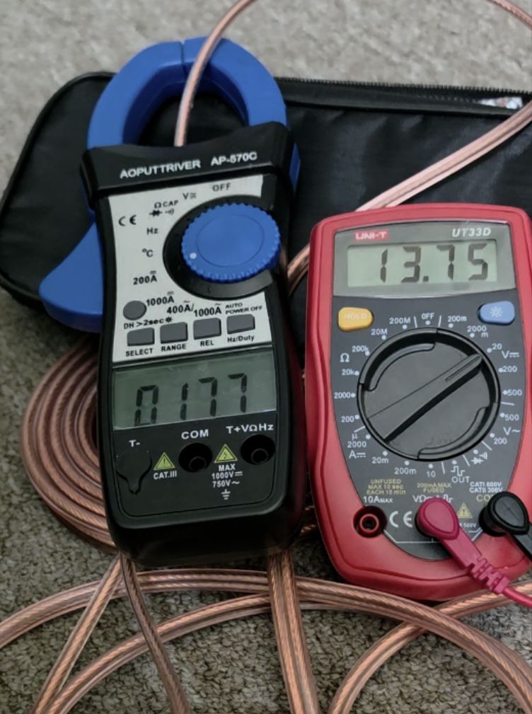 Ammeter reading 17.8 A (≈ 21 A corrected) while the motor runs at ~13.75 V.
