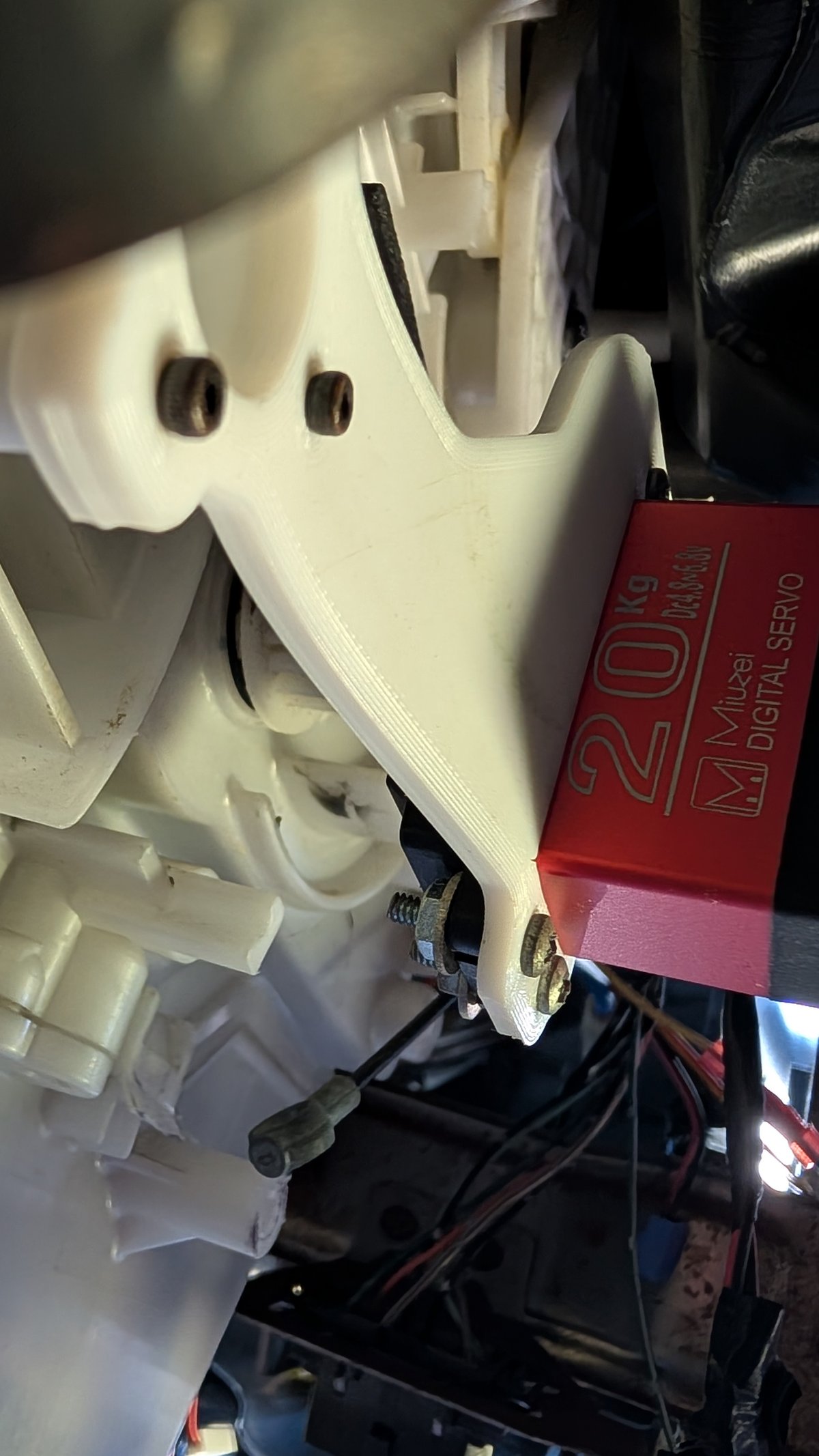 The Miuzei 20 kg-cm digital servo mounted under the dashboard, driving the temperature blend door.
